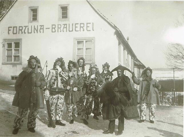 Auf diesem Bild von 1930 trägt der Stadtbock noch die für Narren typische Kopfbedeckung "Gugel".