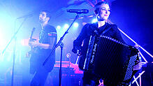 Die Band &bdquo;Carrousel&ldquo; mit Léonard Gogniat und Sophie Burande begeisterte das Publikum im kleinen Kulturufer-Zelt.