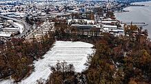 Der winterliche Blick auf das Herzengelände: Vorne das noch geschützte Biotop Streuhau, dahinter das Bora-Hotel.