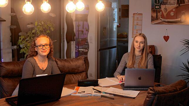 Die Zehntklässlerinnen Sophie-Marie Haberbosch (links) und Angelina Barth lernen fleißig, doch sie wissen nicht, wie sie den Stoff für ...