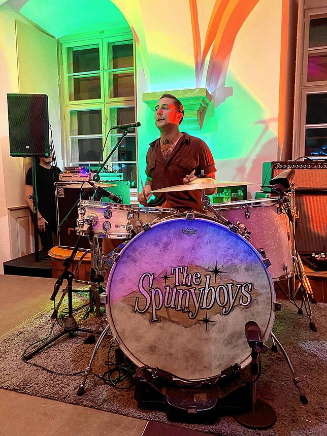 Der Schlagzeuger der Spuny Boys Guillaume bringt Rhythmus in die alte Hofbibliothek. Auch in der Hofbibliothek wird ausgiebig getanzt ...