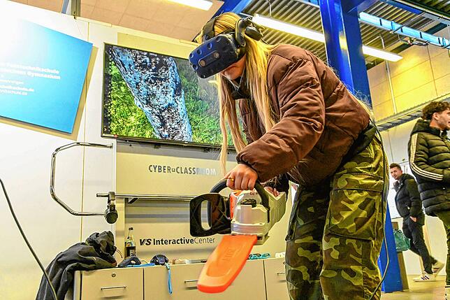 Eivilya Erol fällt zumindest virtuell einen Baum mit einer Kettensäge. Ob sie später mal was Handwerkliches machen will, weiß sie noch ...