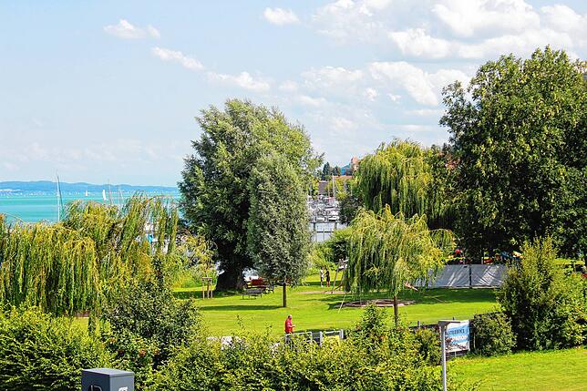 Auch vom Balkon eines benachbarten Hauses gab es keinen Blick auf die Fußballer. Ein paar Boote lagen in Ufernähe &ndash; vielleicht ...