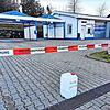 Nach dem tödlichen Unfall an der Autowaschanlage in Schonach sperrt die Polizei die Zufahrt mit einem Band ab. Die Polizei sucht nun ...