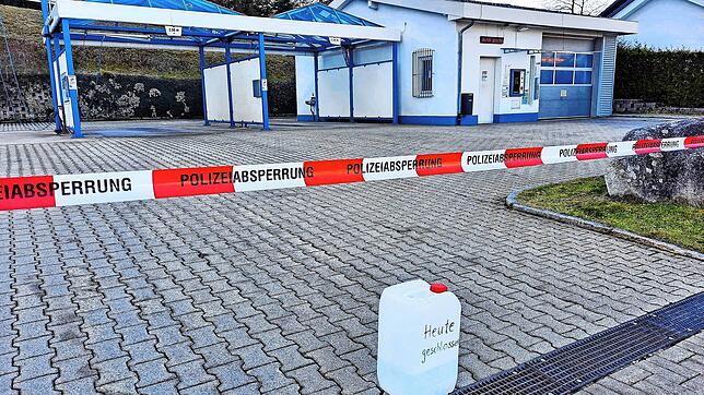 Nach dem tödlichen Unfall an der Autowaschanlage in Schonach sperrt die Polizei die Zufahrt mit einem Band ab. Die Polizei sucht nun ...