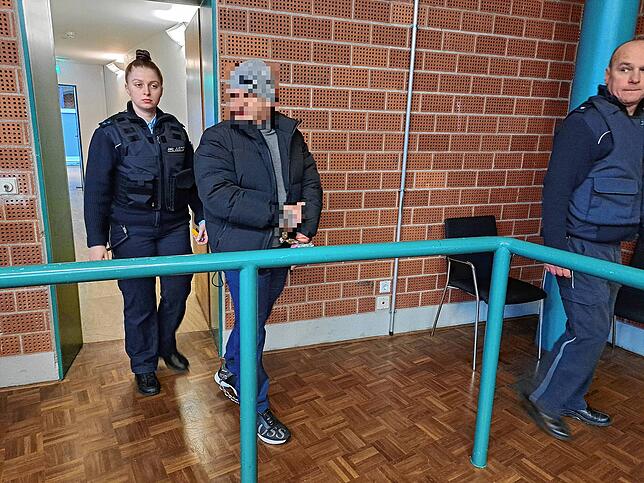 Wie schon am ersten Prozesstag schweigt der 35-jährige Angeklagte im Gericht.