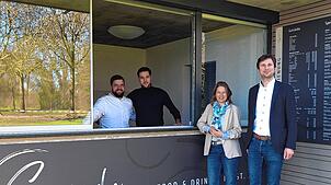 Sie freuen sich auf die Eröffnung des Kiosks auf dem Freizeitgelände Manzell: (von links) die neuen Pächter Davide Oricchio und Ilias ...