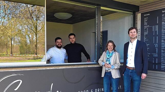 Sie freuen sich auf die Eröffnung des Kiosks auf dem Freizeitgelände Manzell: (von links) die neuen Pächter Davide Oricchio und Ilias ...