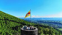 Auf der Burgruine Bärenfels weht wieder die badische Fahne.