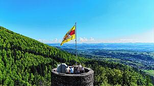 Auf der Burgruine Bärenfels weht wieder die badische Fahne.