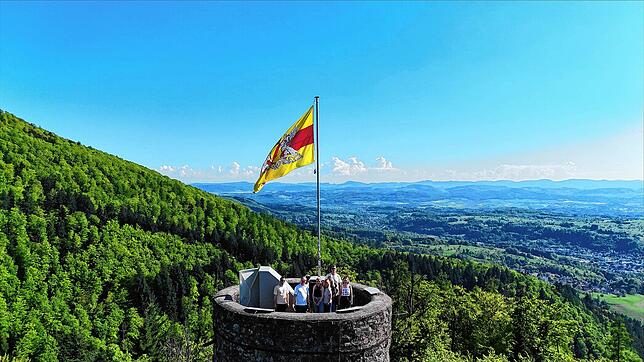 Auf der Burgruine Bärenfels weht wieder die badische Fahne.