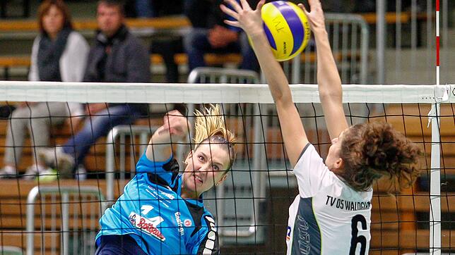 Soll den TV Villingen zum Klassenerhalt schmettern: Martina Bradacova (links) befindet sich beim abstiegsbedrohten ...