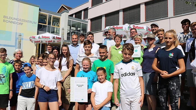 Stellvertretend für alle Schüler dürfen die Klassensprecher der Realschule Bonndorf anlässlich der Auszeichnungsfeier der ...