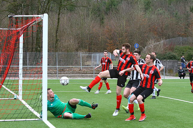 Vielseitig: Jörg Ritter war auch schon Torwart beim FC Grießen, hier in der Partie vor eineinhalb Jahren beim FC 08 Bad Säckingen gegen ...