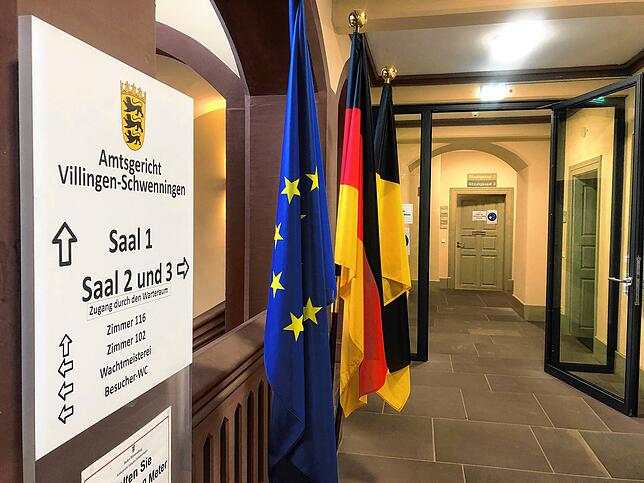 Das Verfahren fand im Sitzungssaal 2 statt. Neben dem Staatsanwalt, dem Richter, der Protokollantin und dem Angeklagten waren nur drei ...