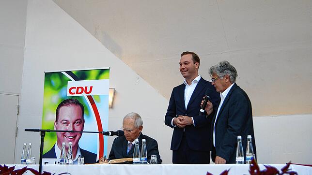 Eintrag ins goldene Buch der Stadt: Wolfgang Schäuble mit Felix Schreiner und dem CDU-Gemeinderat Michael Meier, der als ...
