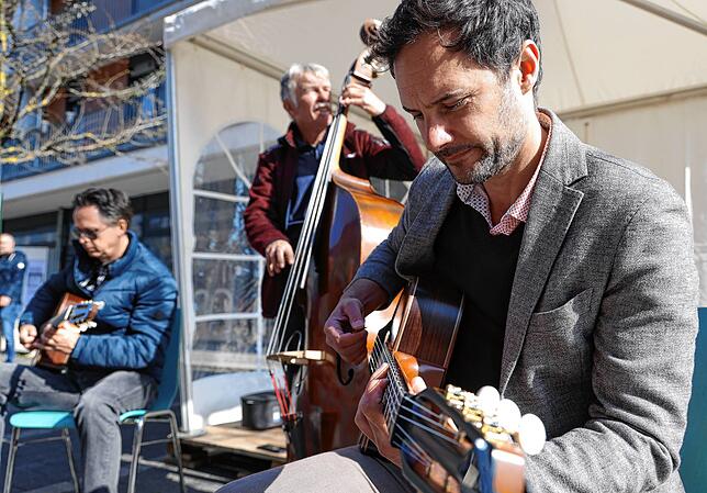 Handgemachte Musik ohne elektrische Verstärkung: Beim Straßenmusikfestival gab es lediglich akustische Musik (im Bild das Trio Enz, ...