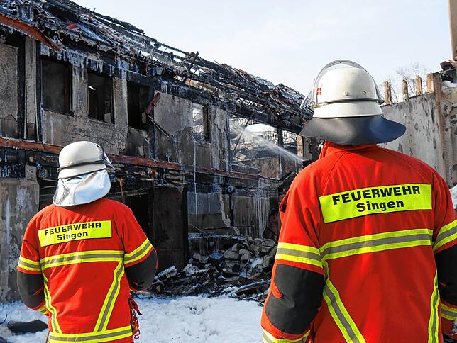 Bild 7: Die Ruine der Friedenskirche in Singen raucht noch