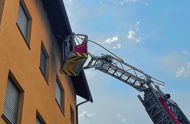 Mit dem Drehleiterkorb gelangten die Feuerwehrleute zur Unfallstelle.