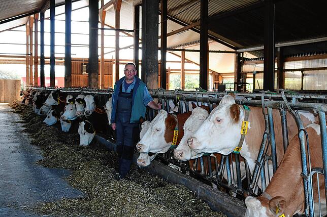 Viele Sorgenplagen die Landwirte der Baar, so auch Futterkosten für die 120 Milchkühe und 110 Jungvieh wie hier Uwe Münzer vom ...