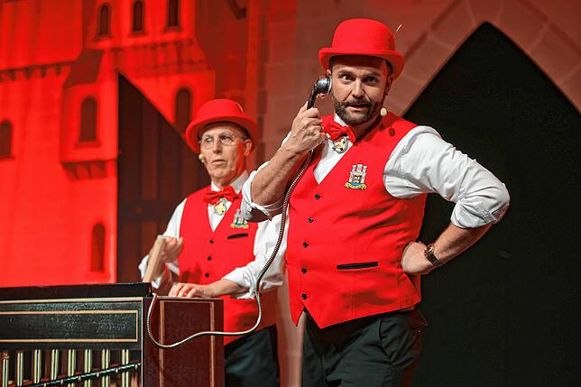 Martin Tschaki (links) und Simon Schafheitle (rechts) überzeugen mit ihrer KI-gestützten Textkistle-Nummer.