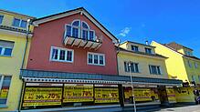 Die Schaufenster des Schuhhauses Kramer sind zugeklebt, ein großer Räumungsverkauf wird angekündigt. Doch dahinter wird fleißig ...