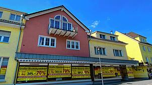 Die Schaufenster des Schuhhauses Kramer sind zugeklebt, ein großer Räumungsverkauf wird angekündigt. Doch dahinter wird fleißig ...