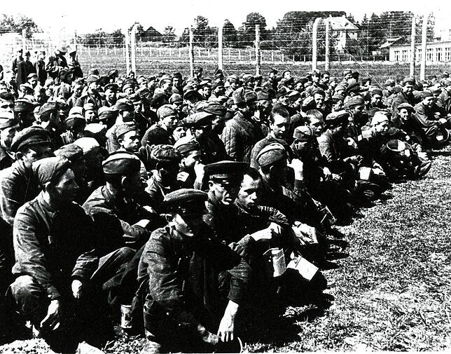 Gefangene der Roten Armee hinter Stacheldraht im Villinger Stalag.