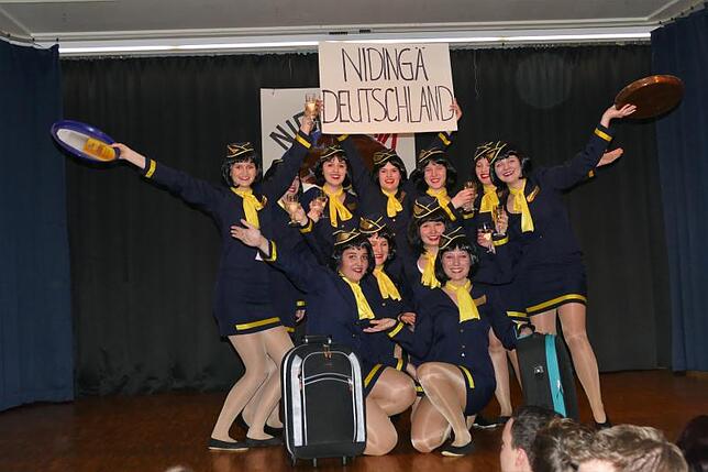 Die Stewardessen landen auf dem Airport Niidinga. Bild: Rainer Bombardi
