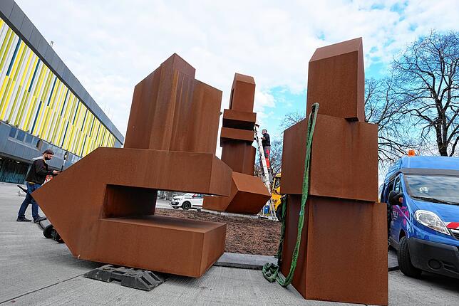 Zwei Türme auf einen Blick: Das abgebaute Kunstwerk wartet auf den Transport zum östlichen Kreisel.
