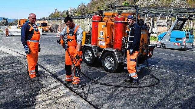 Sie machen die Asphaltfugen an der B&nbsp;34-Einmündung zur Straße &bdquo;An der Hurtbrücke&ldquo; (v. li.): Josef Chipai, Stefan Iasz ...