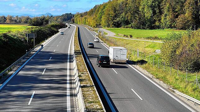(Symbolbild) Auf der B33 ist in den Morgenstunden des Zweiten Weihnachtsfeiertags ein Autofahrer von der Straße abgekommen.
