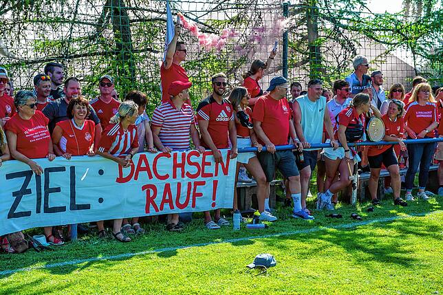 Ziel erreicht: Die Dachsen steigen auf und der Anhang des FC Dachsberg feierte nach dem 2:0 in Berau.