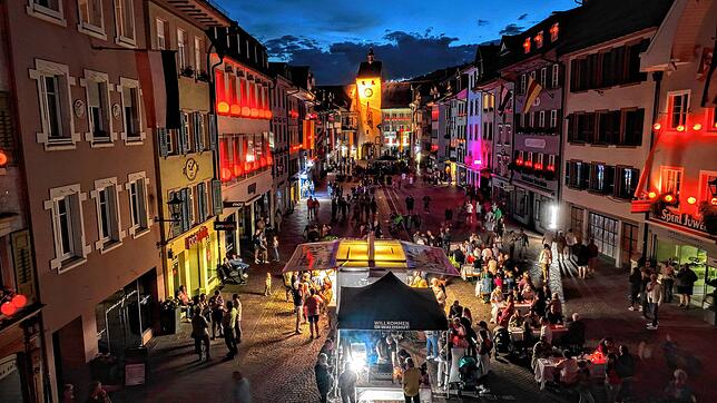 Am Chilbisonntag wird die Waldshuter Kaiserstraße für die „Romantische Sommernacht“ mit Lampions in rotes Licht getaucht, ...