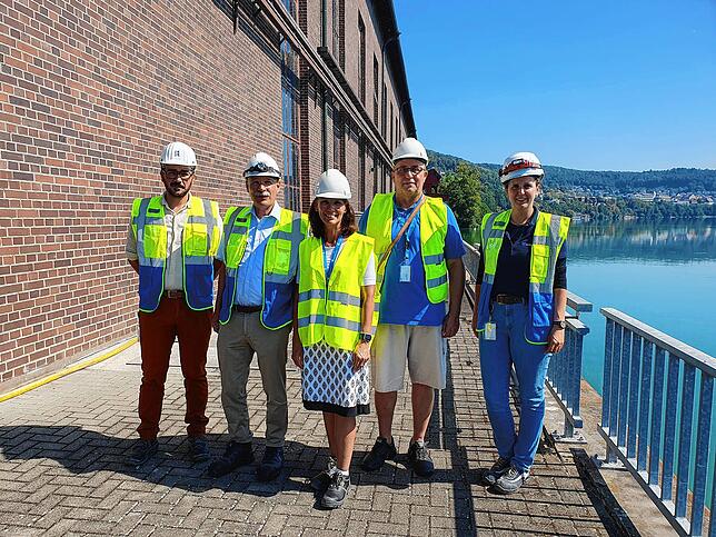 Mit Helm und Weste: Orkan Akpinar, zuständig für die Verbandsarbeit und politische Arbeit bei den Schluchseewerken, der technische ...