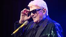 Heino performt auf Malle und tanzt mit einem Erotikmodel – doch dann kommt es zu einem Zwischenfall.
