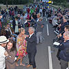 Als die Stadtmusik Schwenningen am Abend durch die Straße zieht, tanzen die Besucher spontan zu den Klängen der Polkas. Bild: Roland Sprich