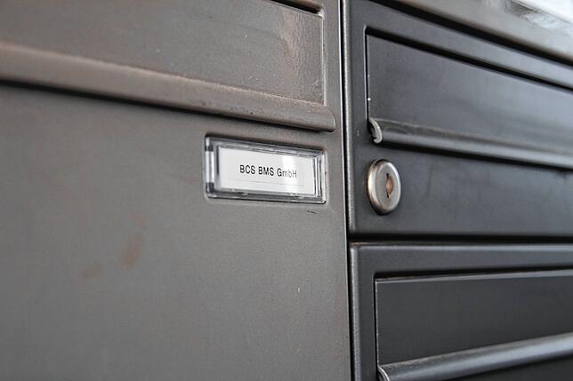 Der unscheinbare Briefkasten des neuen Unternehmens BCS Business Management Services GmbH in der Singener Innenstadt.