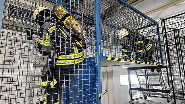 Die Atemschutz-Teststrecke muss jeder Feuerwehrler mindestens ein Mal pro Jahr durchlaufen – eine schweißtreibende Übung.