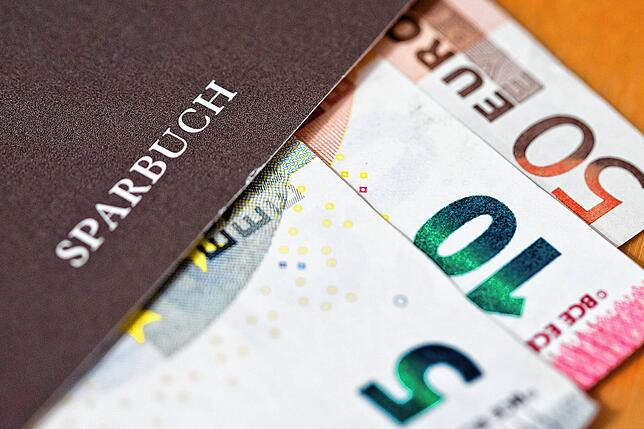 3,4 Billionen Euro und damit mehr als ein Drittel des gesamten Geldvermögens sind den jüngsten Bundesbank-Zahlen zufolge Bargeld und ...