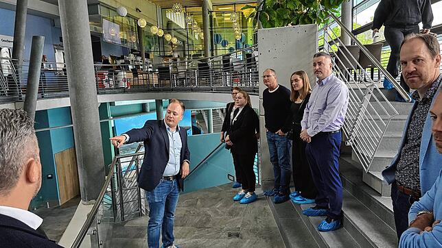 Therme-Betriebsleiter Max Sandreuther erläuterte während einer Pressekonferenz die erfolgten Neuerungen in der Bodensee-Therme. Rechts ...
