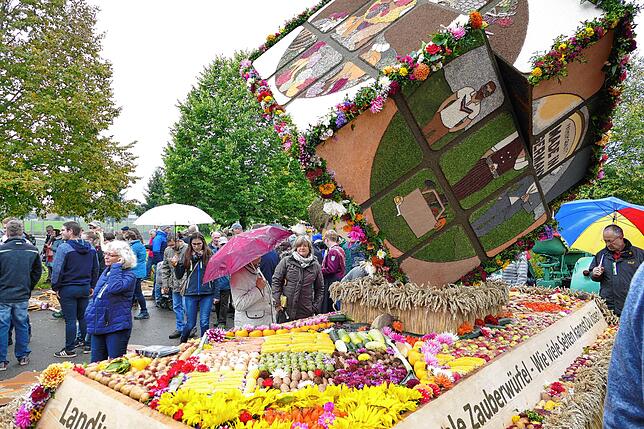 Bild 6: Ein toller Festumzug lockt Besucher zum Kreiserntedankfest nach Mundelfingen