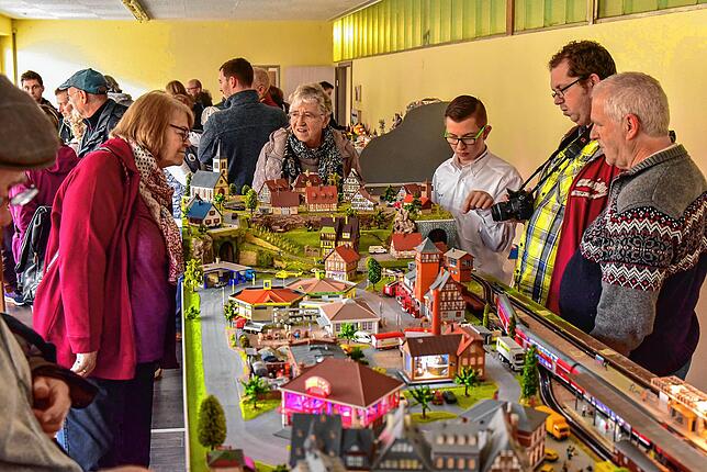 Auch die viel bestaunte Modellbahnanlage Spurgröße H0, die die Modellbahncrew detailreich aufbaute, ist mittlerweile aus den Räumen im ...