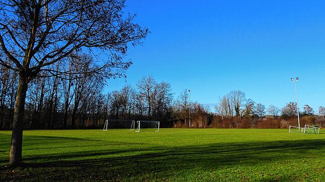 Die neuen Tennisplätze kommen auf das Gelände der bisherigen Trainingswiese: Der Gemeinderat hat den Pachtvertrag und ...