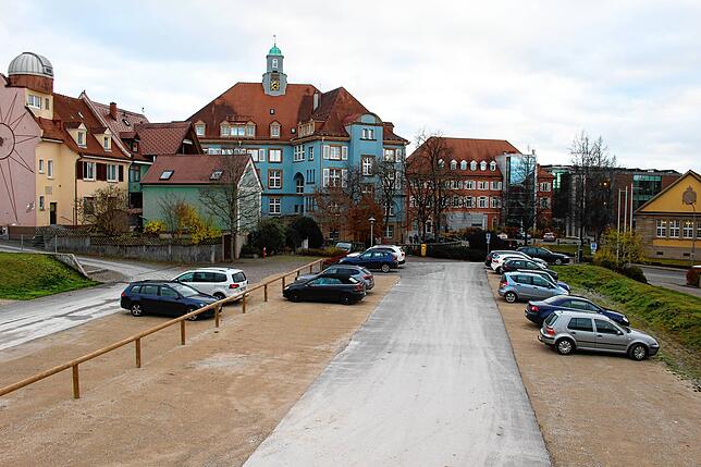 Das Parkdeck hinter dem blauen Rathaus ist nun auch offiziell gestrichen.