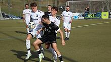Der Hochemminger Julian Künstler (vorne) steht mit seinem Team aktuell auf Bezirksliga-Platz 14. Die Schonacher Yannick Dold (links) und ...