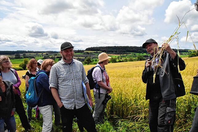 Sven Gebhart (Dritter von rechts) ist Biotopverbundmanager des Landkreis Konstanz. Er schilderte detailliert die Maßnahmen, die es bei ...