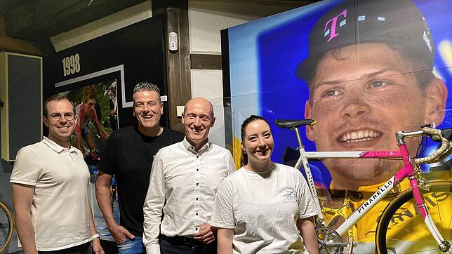 In Bad Dürrheim geht es rund: Rik Sauser, Organisator der Rad-DM 2024 in Bad Dürrheim, Jonathan Berggötz, Bürgermeister von Bad ...