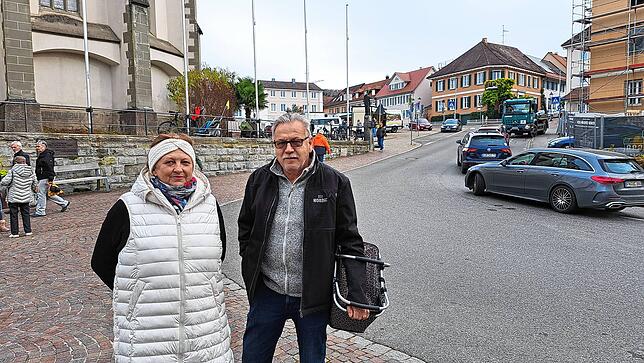 Anna und Erich Marschall gehen jede Woche auf den Wochenmarkt. Sie diskutieren über den besten Standort, sind sich aber einig: „So wie ...