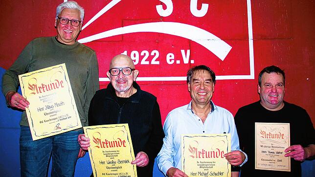 Ehrungen für große Treue zum SC Lauchringen (von links): Klaus Minuth, Wieslaw Bernatek, Michael Schuchter (alle 50 Jahre Mitgliedschaft ...